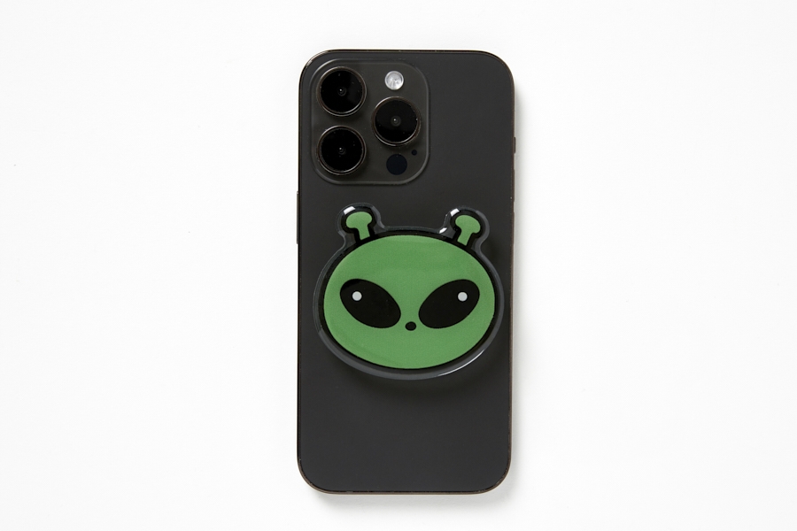 Artbox Gwaeki Tok Charm green alien phone grip attached to smartphone back
