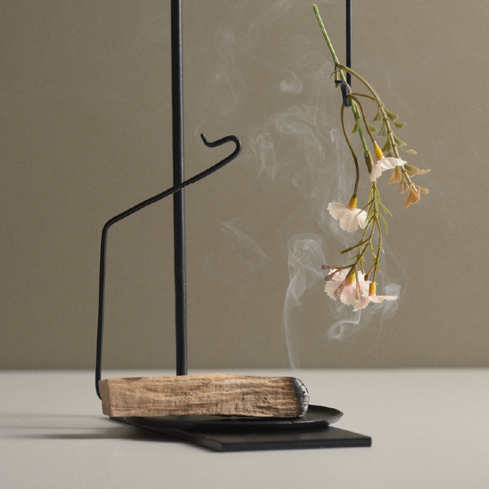 K-Lifestyle DE ORDINAIRE Lamp stand with burning palo santo on the plate