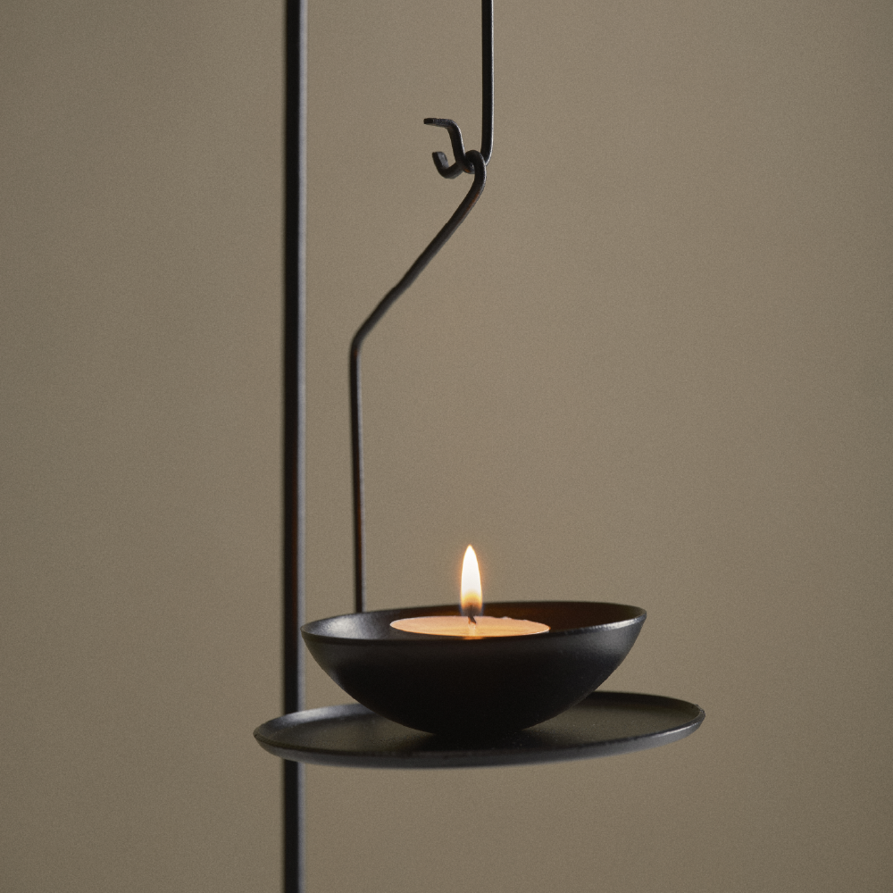 K-Lifestyle DE ORDINAIRE Lamp stand holding a lit tealight candle in use