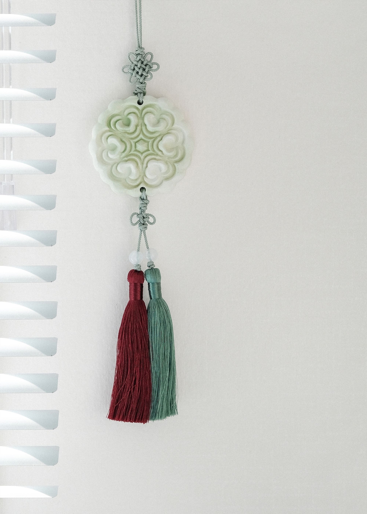 OUWR Hyangnorigae Plaster Air Freshener Cloud Flower P3-19 front view green plaster, red and green tassels