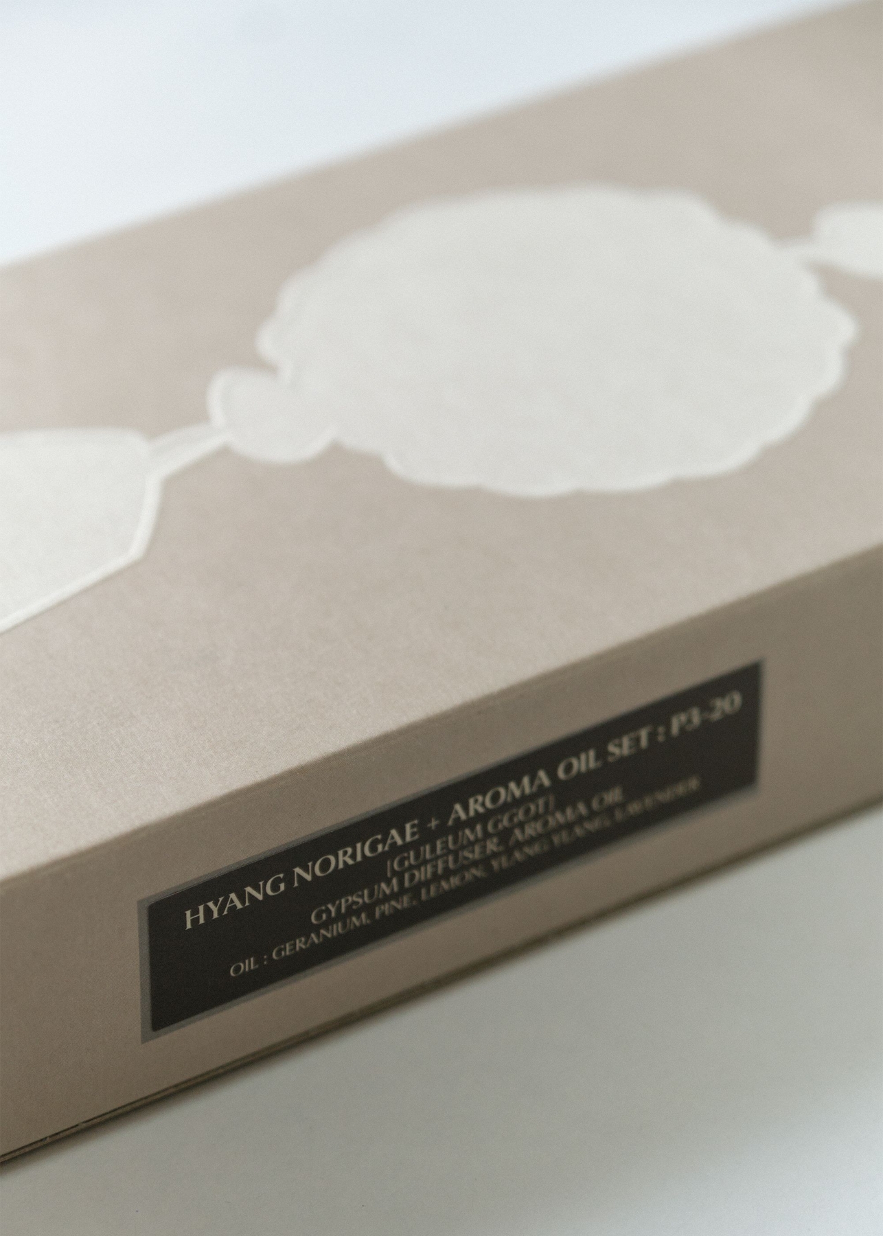 OUWR Hyang Norigae + Aroma Oil Set P3-20 box side label, gypsum diffuser and aroma oil