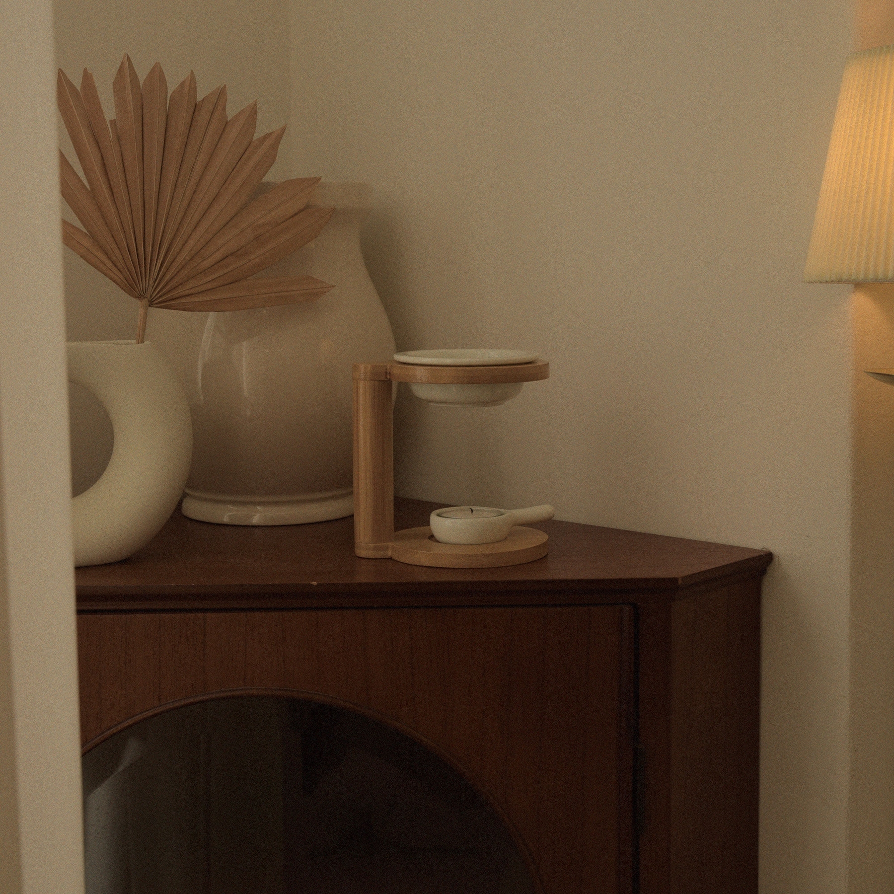 Mrs.cold Solid Wood Round Burner Aromatherapy Pleasant wooden stand and ceramic dish on cabinet