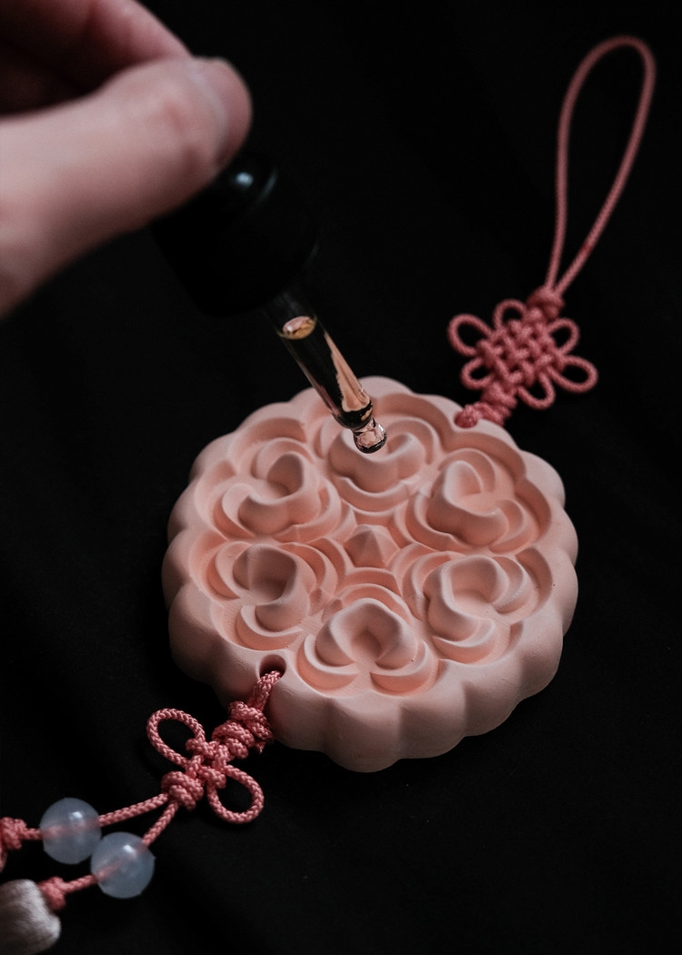 OUWR Hyang Norigae P3-20 gypsum diffuser how to use, dropping aroma oil onto the plaster