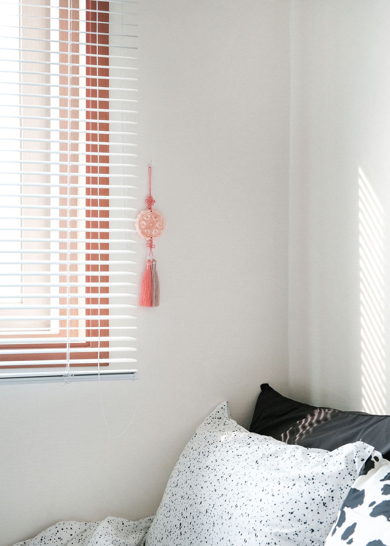 OUWR Hyang Norigae P3-20 pink norigae diffuser as bedroom wall decor