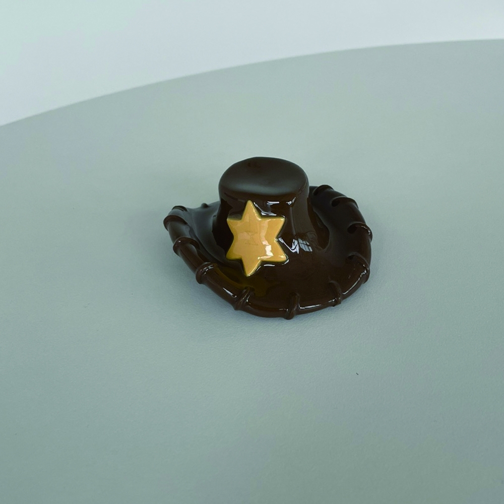 K-Lifestyle EACHIKE cowboy hat incense holder brown glossy ceramic with gold star, front view