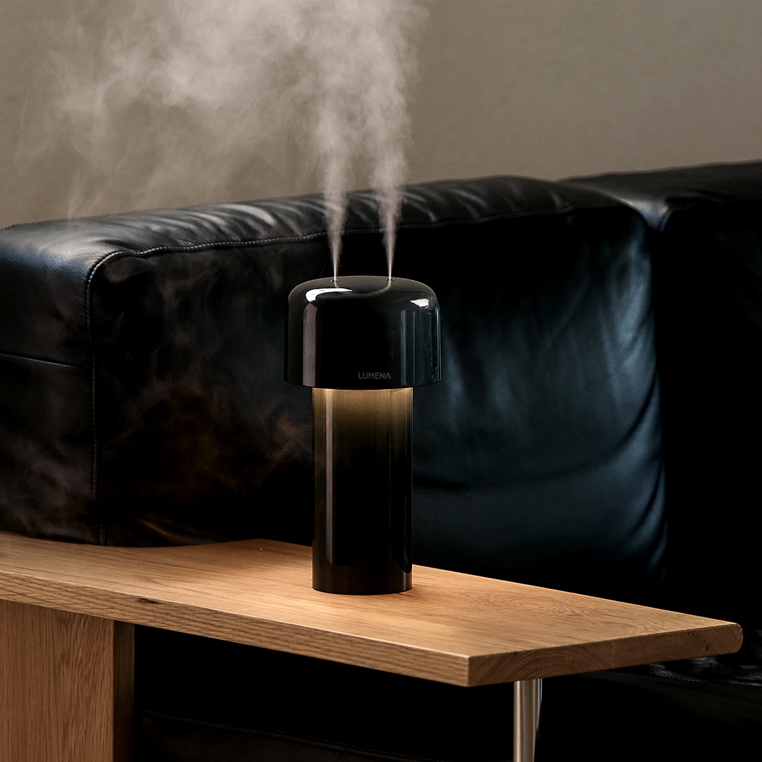 lumena MIST STAND black humidifier lamp with mist and warm glow on wooden table