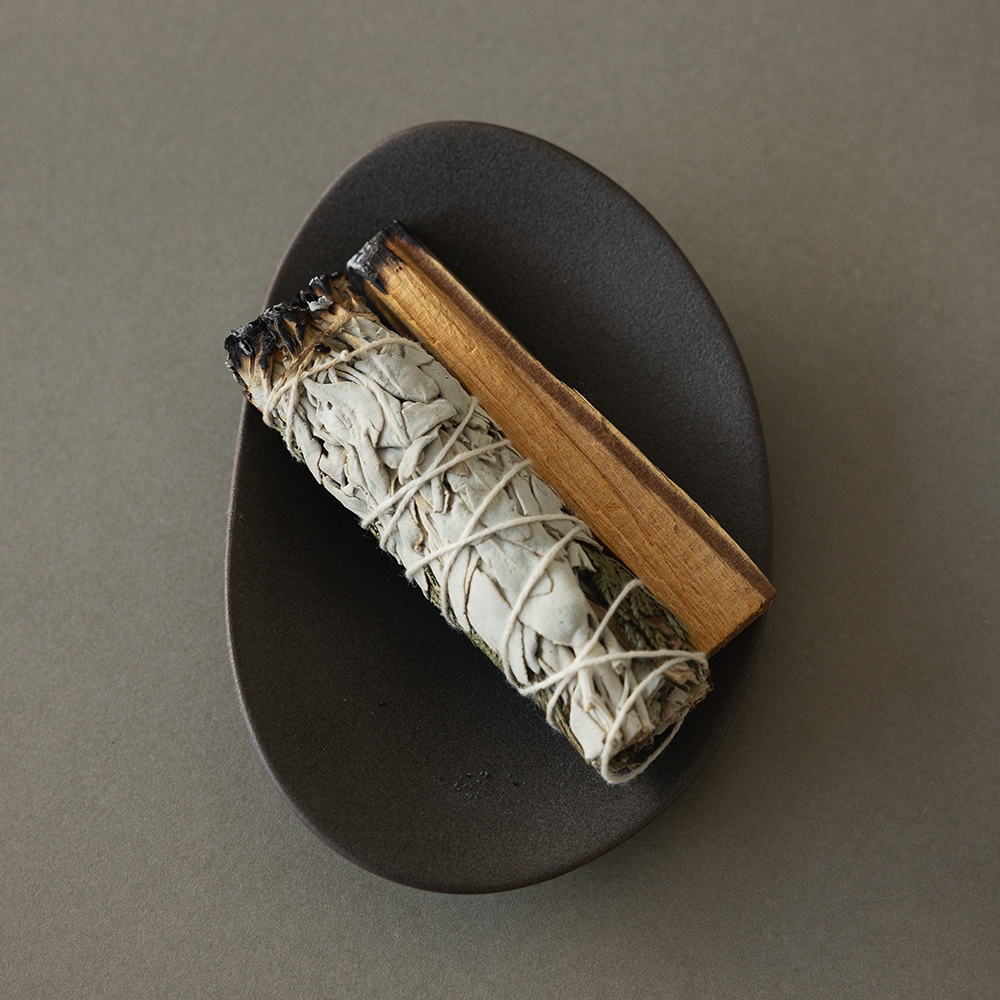 K-Lifestyle NR CERAMICS White Pebble Smudge Stick & Palo Santo Set