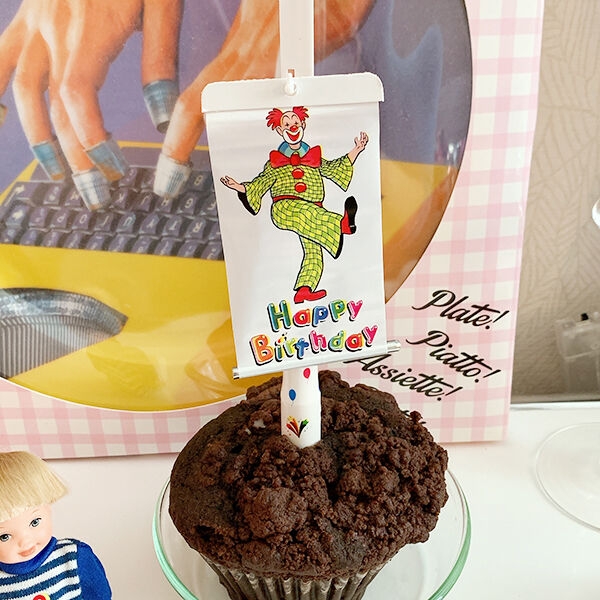 K-Lifestyle Maison de aloha A pop-up banner candle that suddenly opens up when lit.