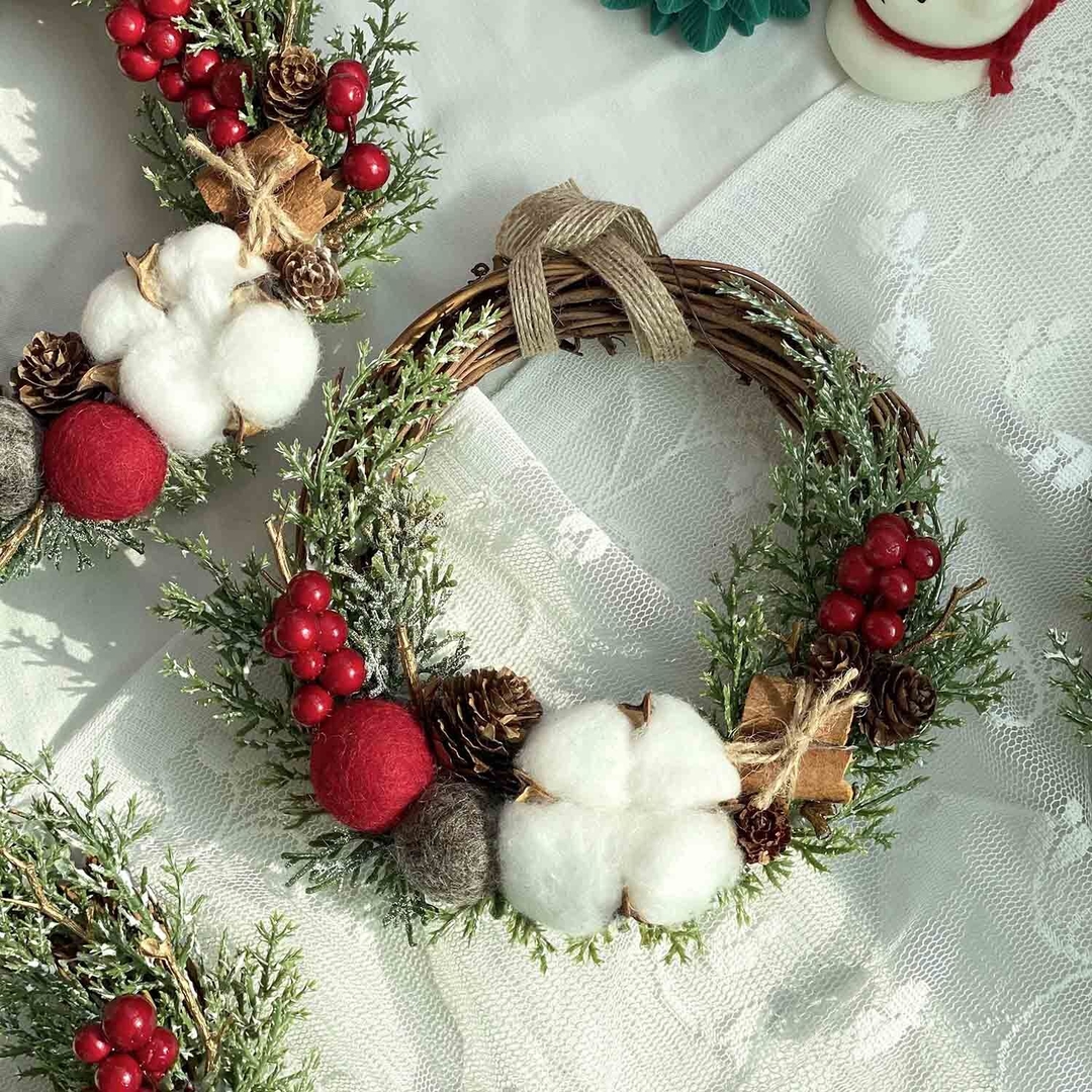 K-Lifestyle coming candle Christmas Cotton Wreath, Winter Wreath (Random)