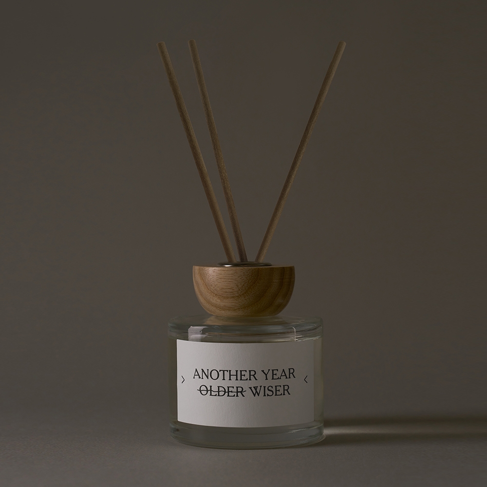 K-Lifestyle DE LABEL Signature Diffuser 150ml ANOTHER YEAR OLDER WISER (Includes 5 Reed Sticks) (150ml)