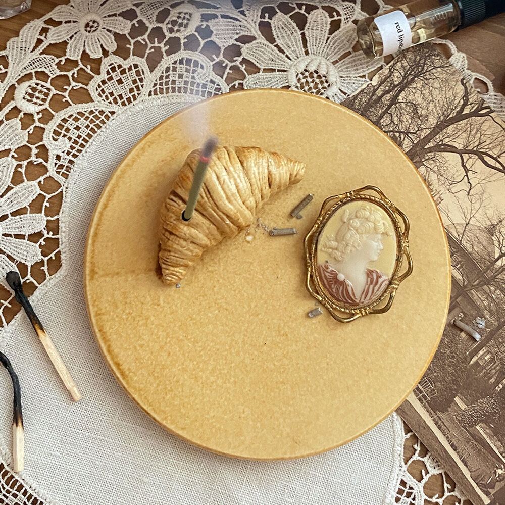 K-Lifestyle Colin et Chloe Croissant Round Incense Holder Small