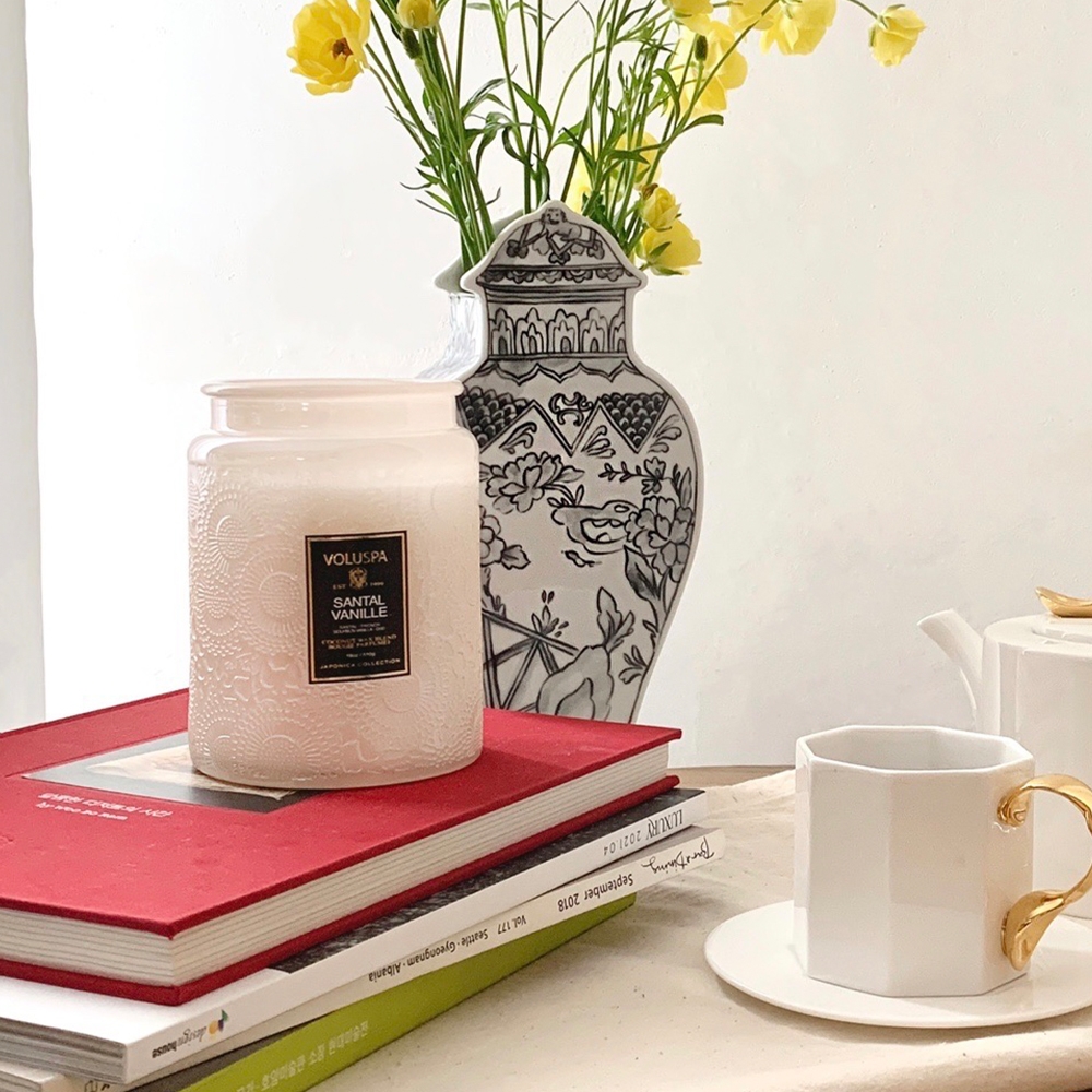 K-Lifestyle VOLUSPA Santal Vanilla 18oz Glass Candle (18oz)