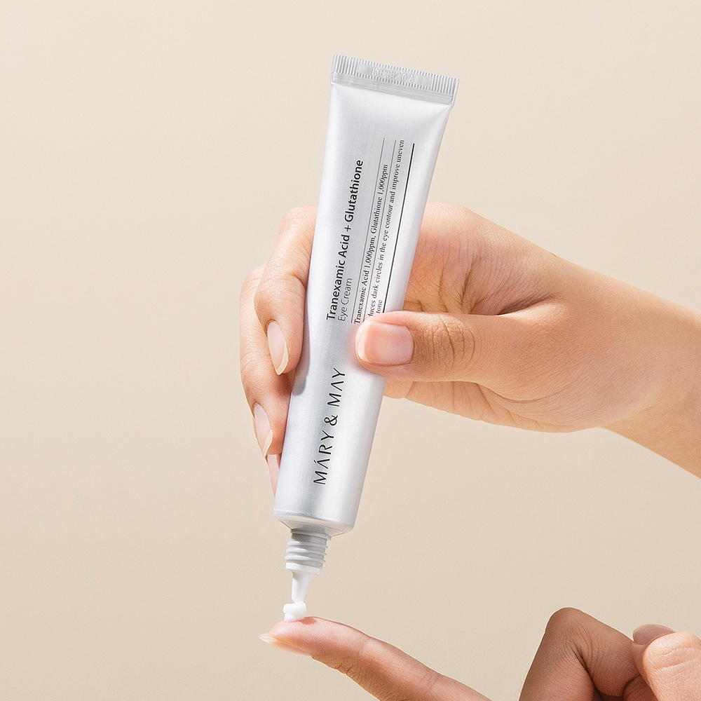Mary&May Tranexamic Acid+Glutathione Eye Cream 30g dispensing cream onto fingertip, how to use