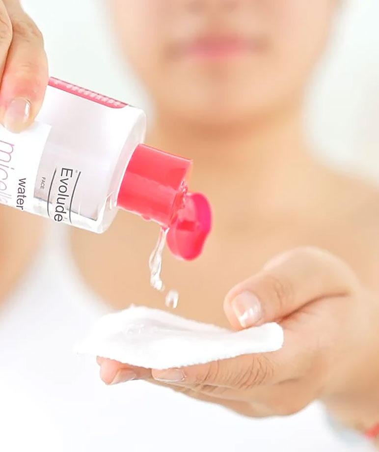 Evoluderm Micellar Cleansing Water how to use, pouring onto cotton pad