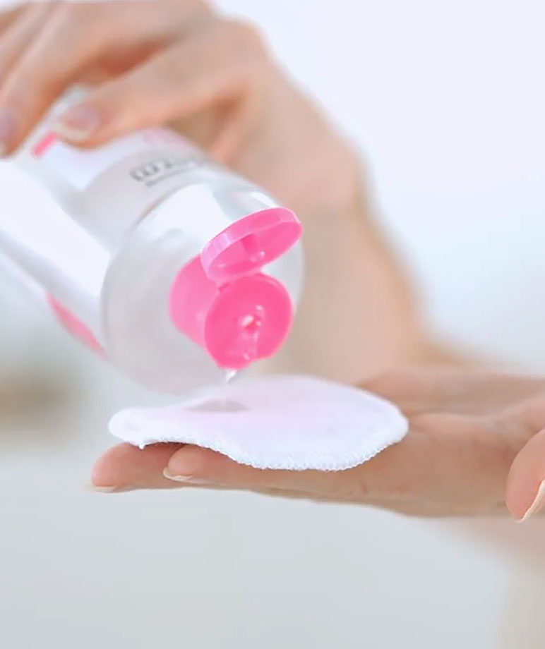 Evoluderm Micellar Cleansing Water for Dry & Sensitive Skin how to use, pouring onto cotton pad