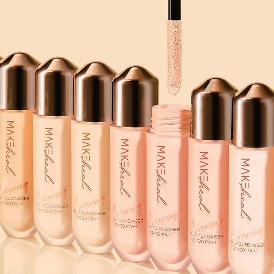 MAKE heal One Peel Foundation Covering 1.P.L Foundaiser SPF20 PA++ on model with applicator