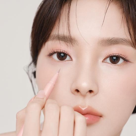 BBIA Last Glitter Highlighter liquid glitter eye highliner applied on model, pink peach eye look