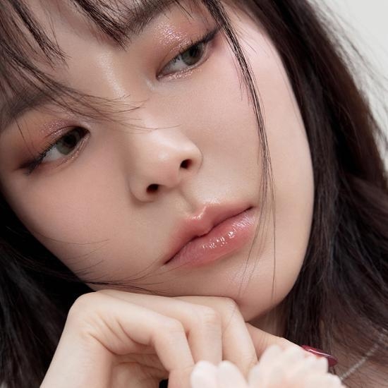 BBIA Last Glitter Highlighter peach glitter eye makeup on model close-up