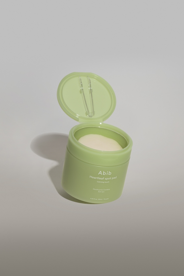 Abib Heartleaf Spot Pad Calming Touch 120ml 75 pads, open jar with tweezers in lid