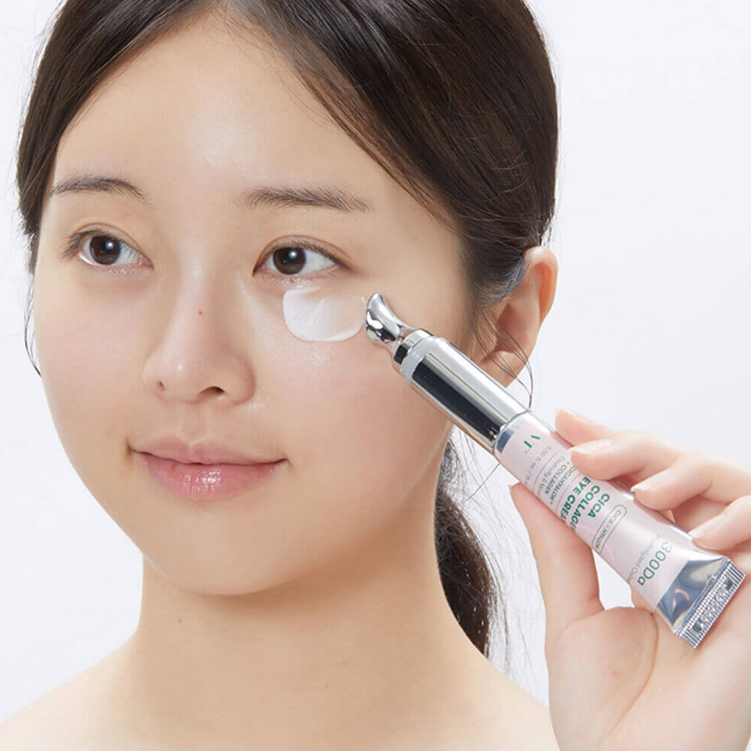 VT Cica Collagen Eye Cream applied under eye with massage applicator