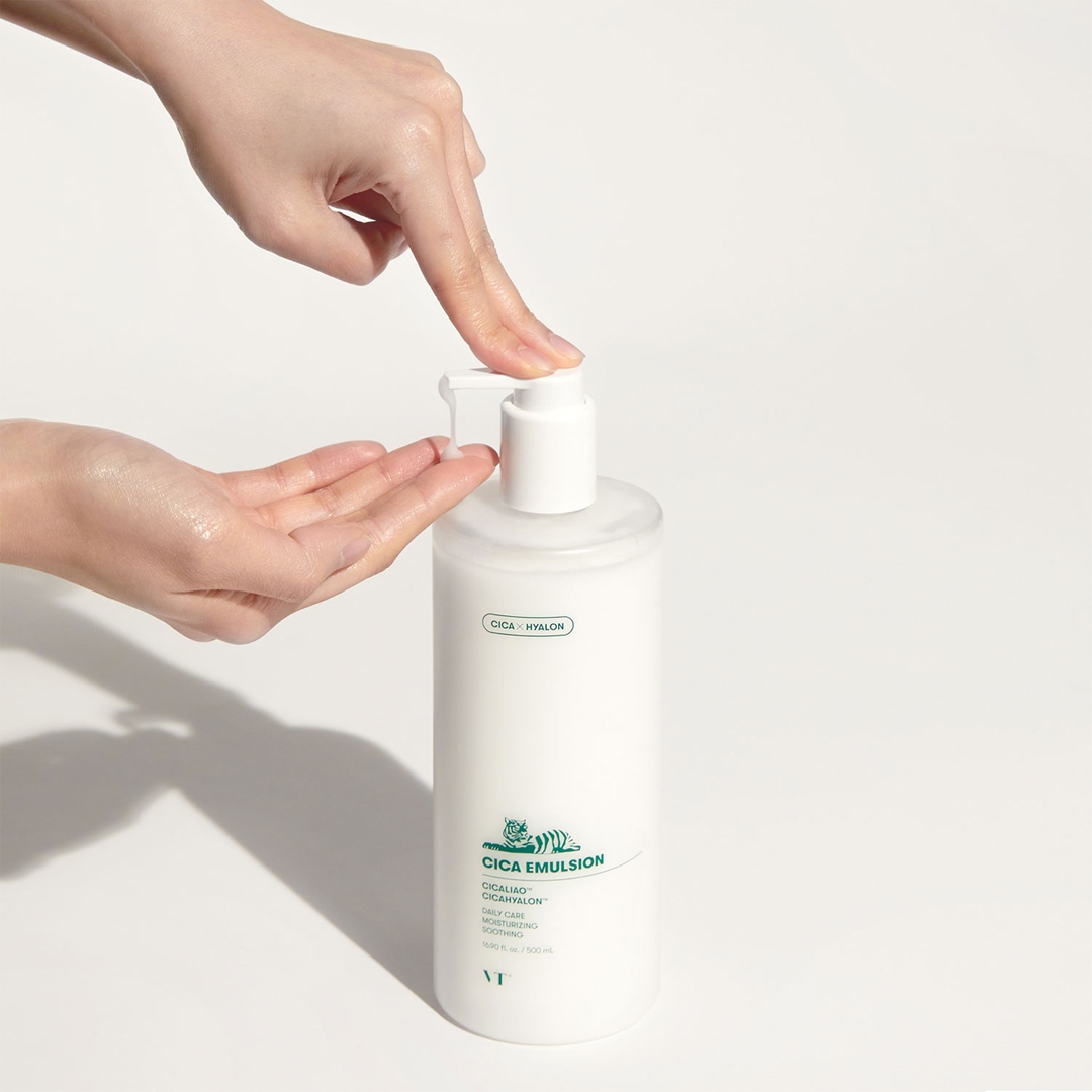 VT CICA Emulsion 500ml pump dispensing lotion into palm