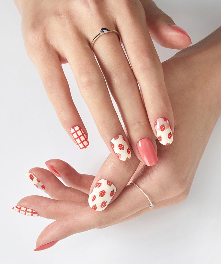 Dashing Diva DIVA GLAZE A294 Strawberry – image 2 of 2
