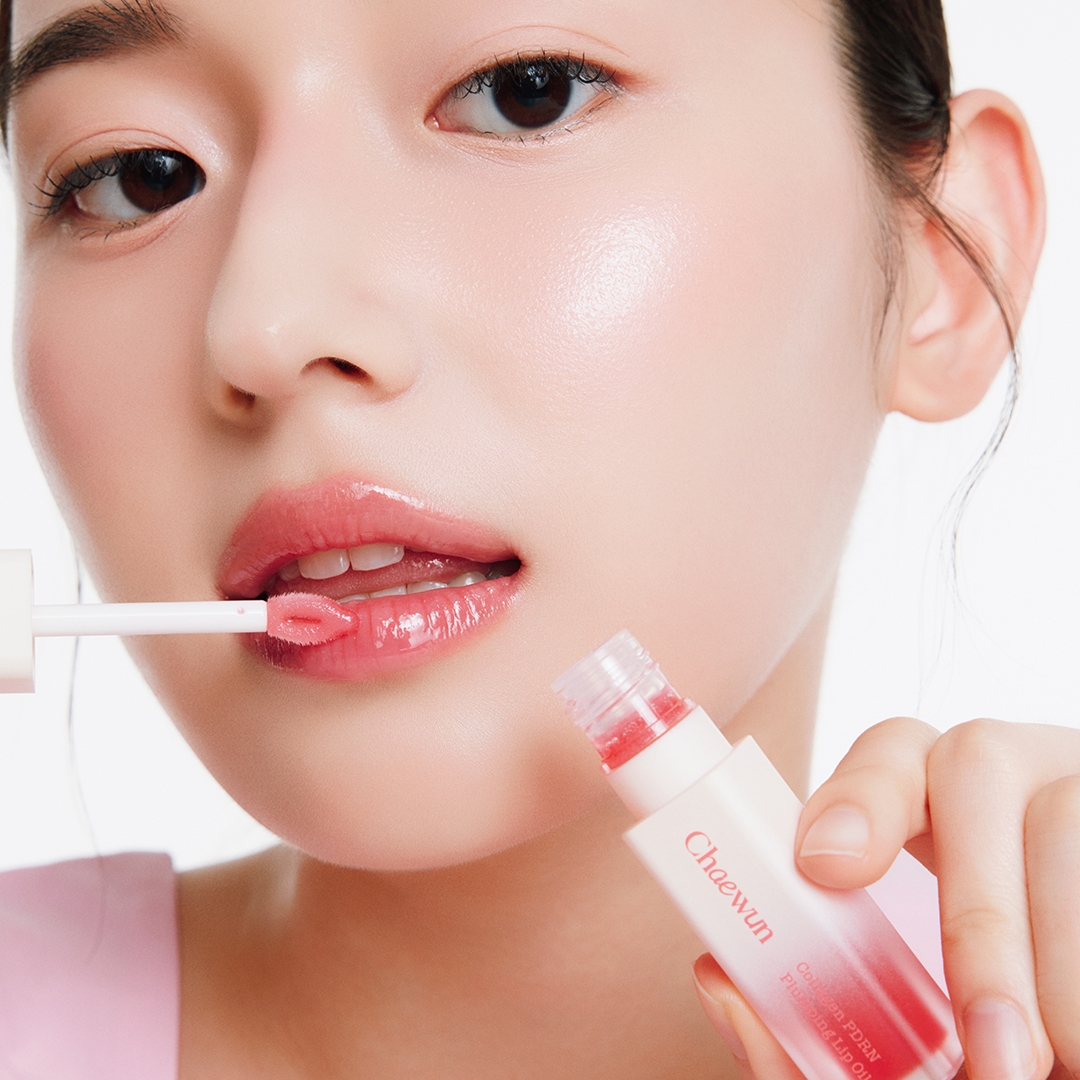 Chaewun Collagen PDRN Plumping Lip Oil applying glossy pink lip oil with wand applicator