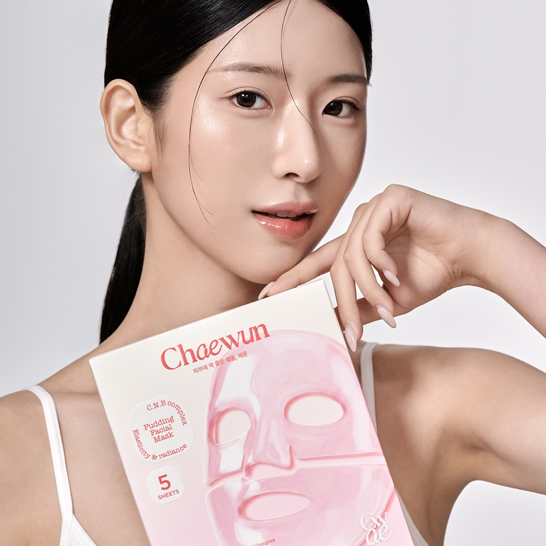Chaewun Pudding Facial Mask C.N.B Complex 5 sheets box held by model
