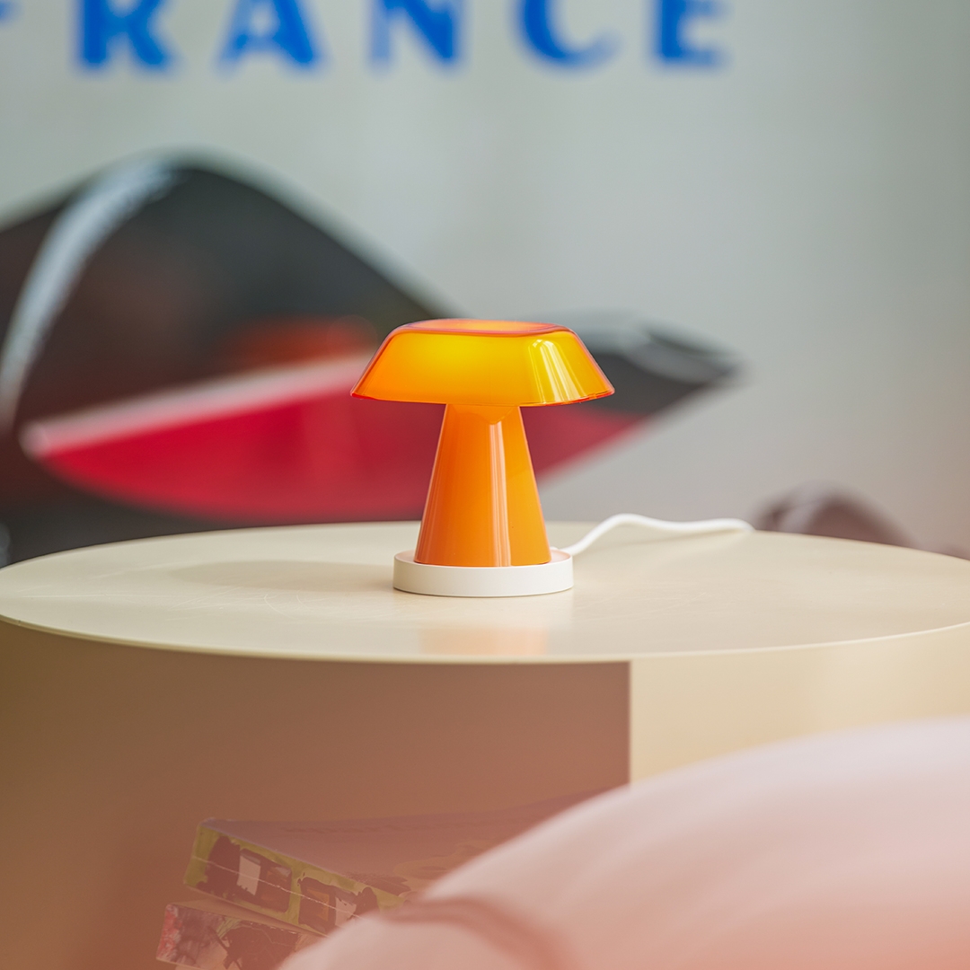 lumena SPACE S - ROOF Sun Orange mood lamp on wireless charging cradle with cable