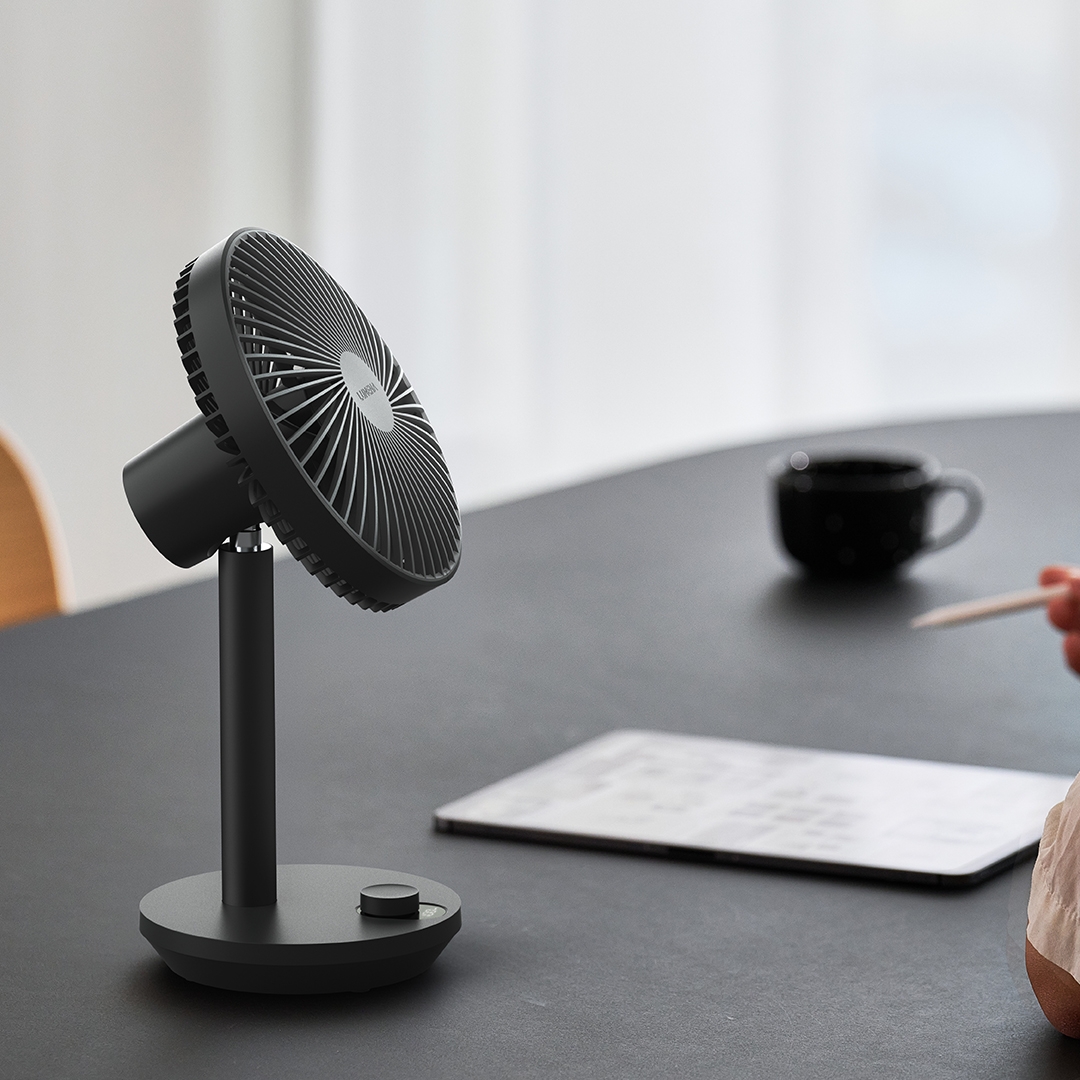 lumena FAN STAND 4 PRO Charcoal Black cordless desk fan on desk