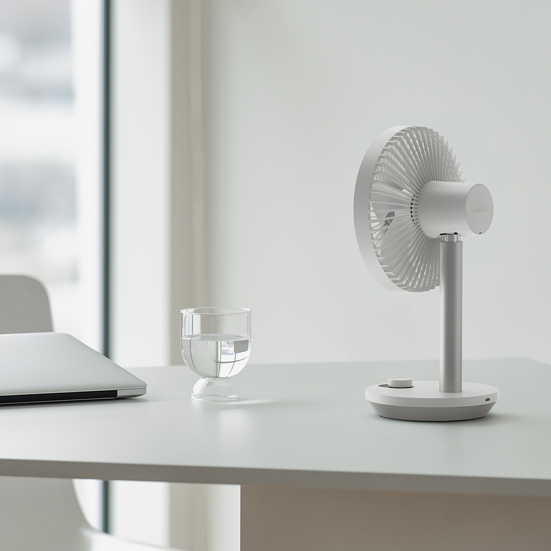 lumena FAN STAND 4 PRO Satin Ivory personal desk fan in use