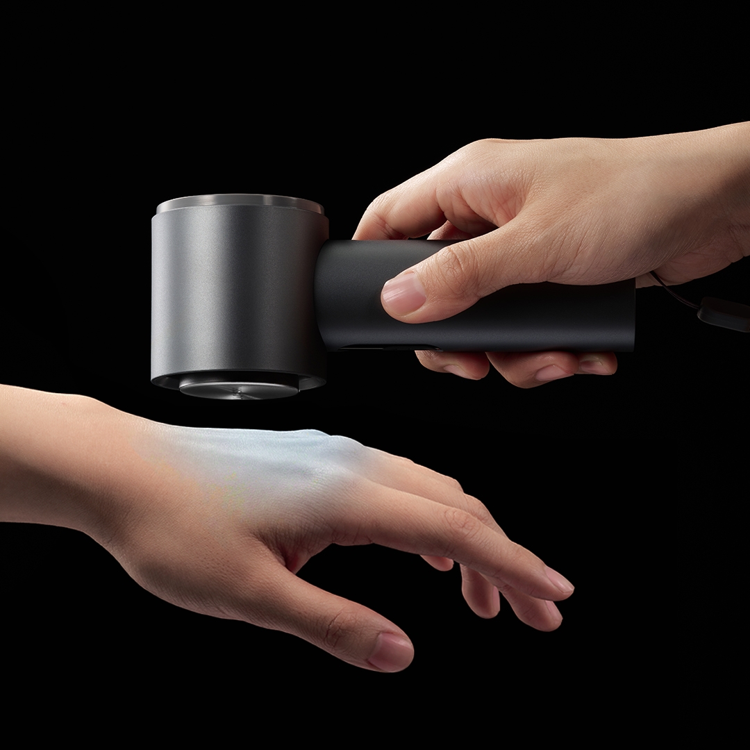 lumena FAN JET ULTRA PLUS cooling mode on skin, cooling plate close to back of hand