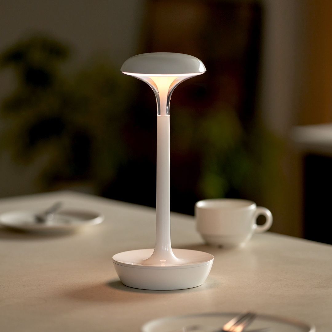 lumena SPACE ON PLUS table lamp Glam White warm glow close-up on dining table