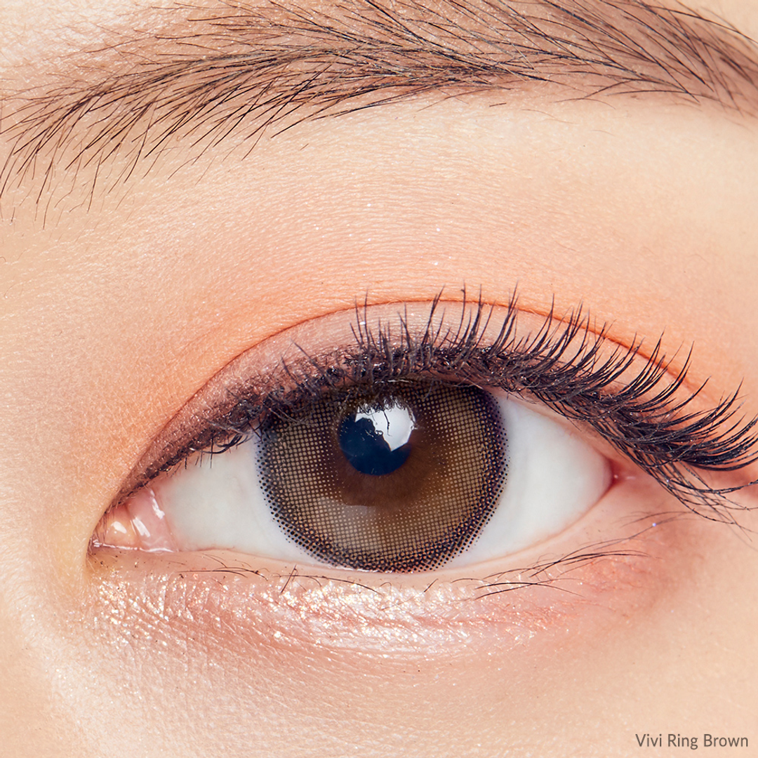Olens Viviring Brown daily colour contact lens 0.00 plano close-up on eye, natural brown ring pattern