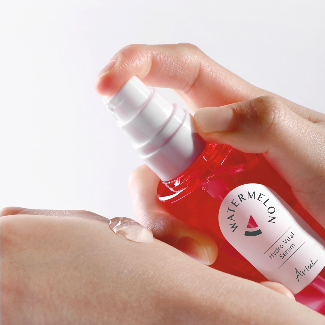 Ariul Watermelon Hydro Vital Serum 55ml clear gel texture dispensed on hand